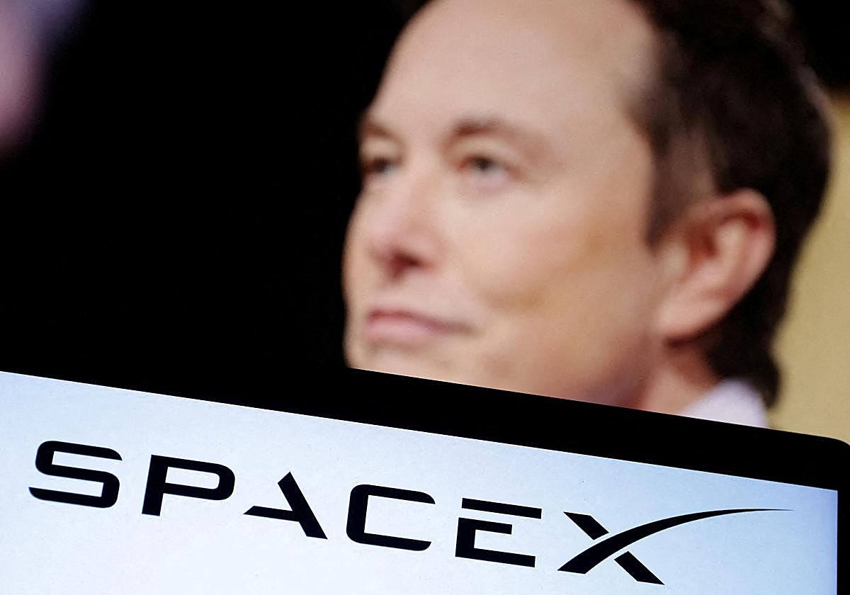 El logo de SpaceX ante Elon Musk