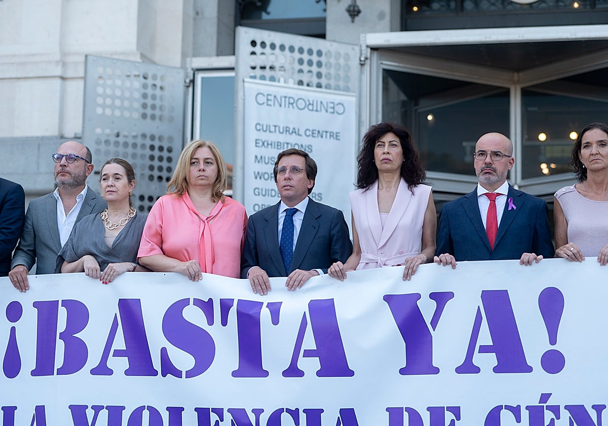 El Ayuntamiento de Madrid ha convocado hoy un minuto de silencio como muestra de repulsa por el asesinato de una mujer, presuntamente por violencia de género, en Carabanchel