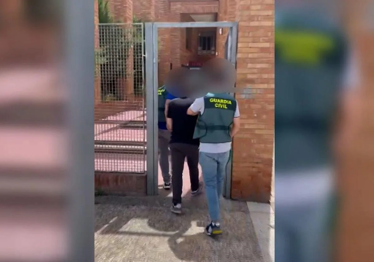 Detenidos dos hombres por colocar cámaras en un hotel de Lugo y en el baño  de una farmacia en Zaragoza