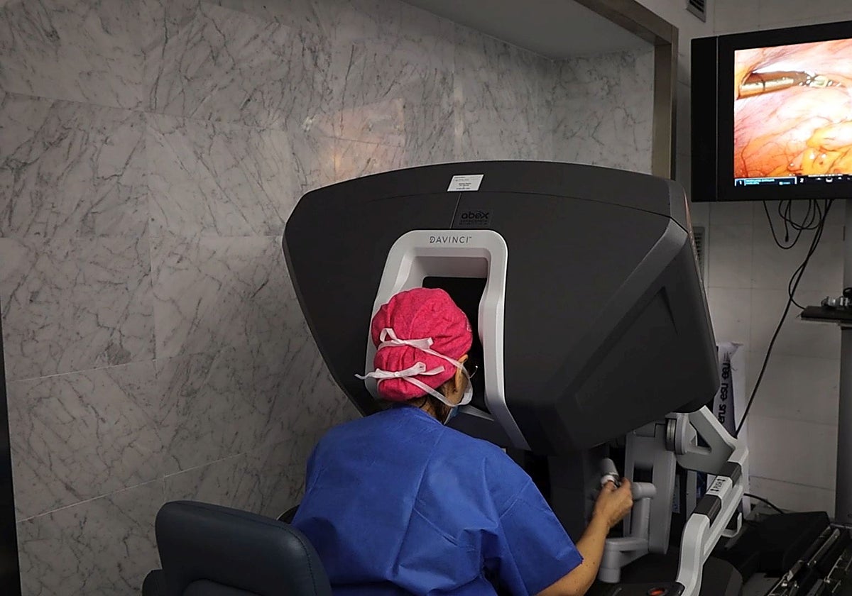 Especialistas del Hospital del Mar en un momento de la cirugía