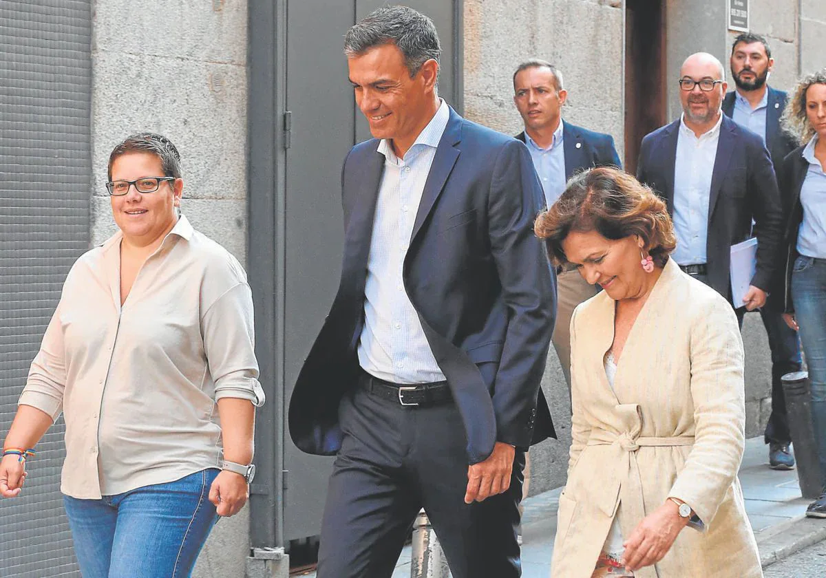 Isabel García junto a Pedro Sánchez y Carmen Calvo en 2019