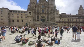 Los vecinos afectados por las «hordas» de peregrinos en Santiago: «Es insoportable»