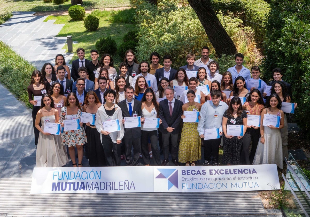 Foto de familia de los becados de este año con Lorenzo Cooklin, director general de la Fundación Mutua Madrileña