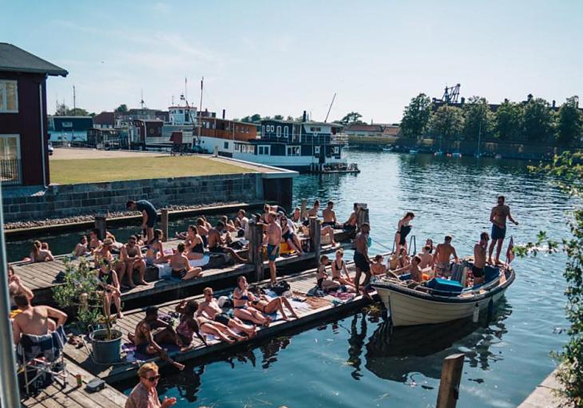 Una opción es pasear en canoa para recoger elementos flotantes del puerto de Copenhague