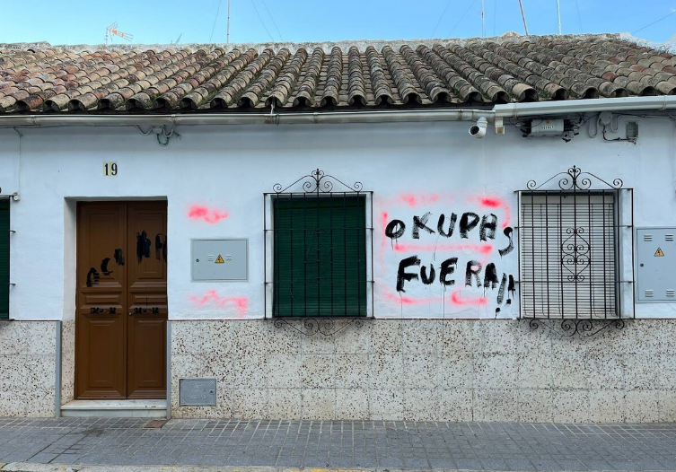 Esto es lo que puede hacer un okupa al invadir una casa para evitar que los propietarios puedan denunciarle: «Se las saben todas»
