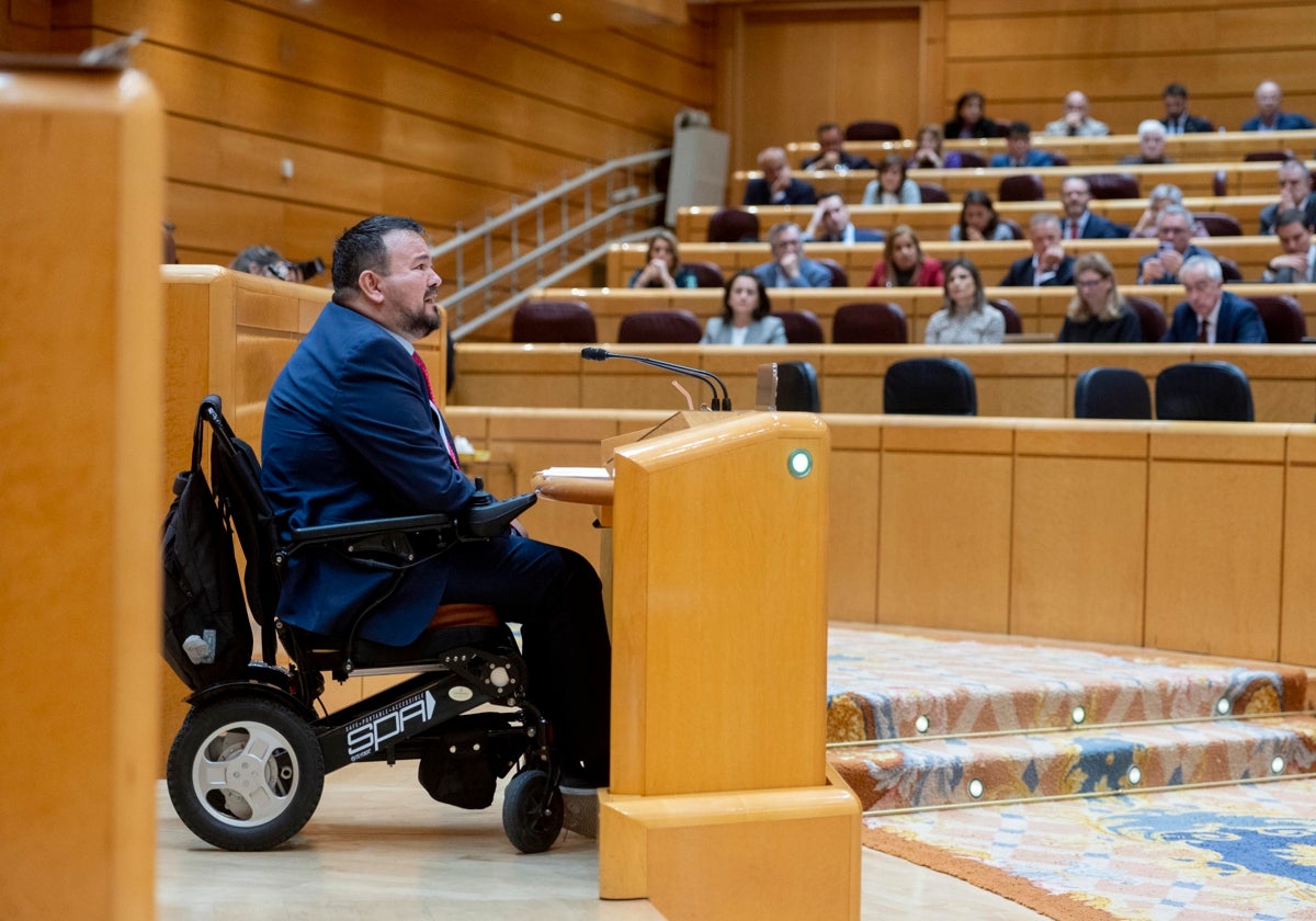 El senador del PSOE, Juan Ramón Amores, interviene durante una sesión plenaria en el Senado, a 25 de enero de 2024, en Madrid (España), el día en que se reformó el artículo 49 de la Constitución, referido a las personas con discapacidad