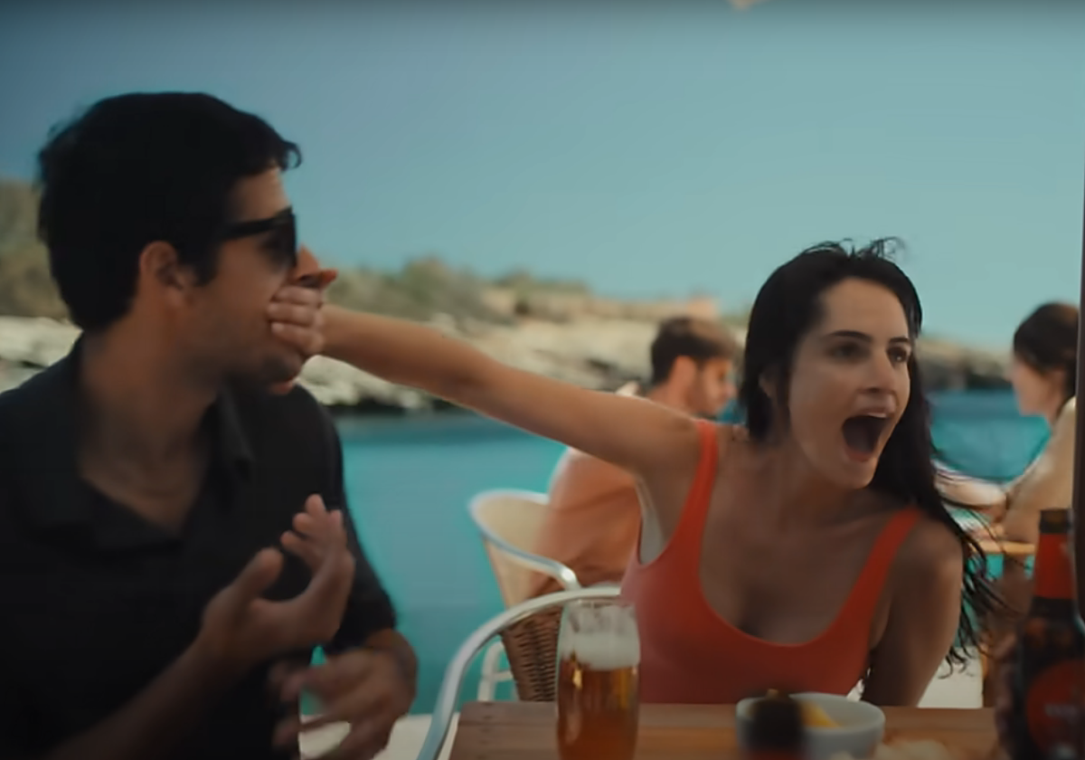 Un fotograma del anuncio de este verano de Estrella Damm