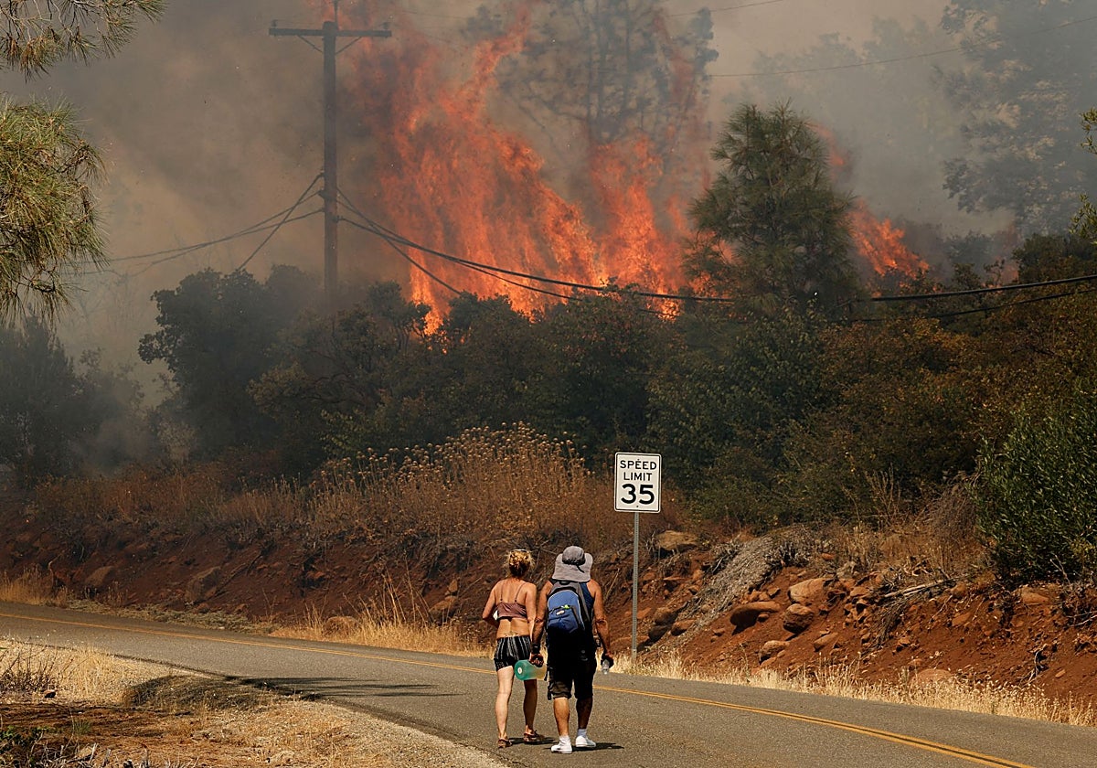 Dos personas observan el incendio del Valle de Sacramento, California