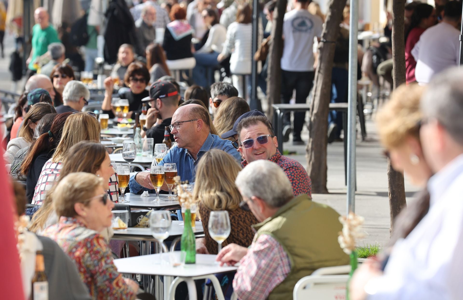 Unos turistas toman unas cervezas, imagen archivo