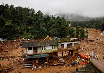 Al menos 290 personas mueren por varios deslizamientos de tierra a causa de las fuertes lluvias en India