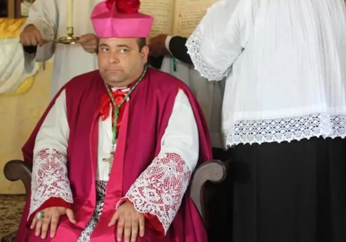 El obispo sedevacantista Rodrigo Henrique Ribeiro da Silva en una celebración de su comunidad