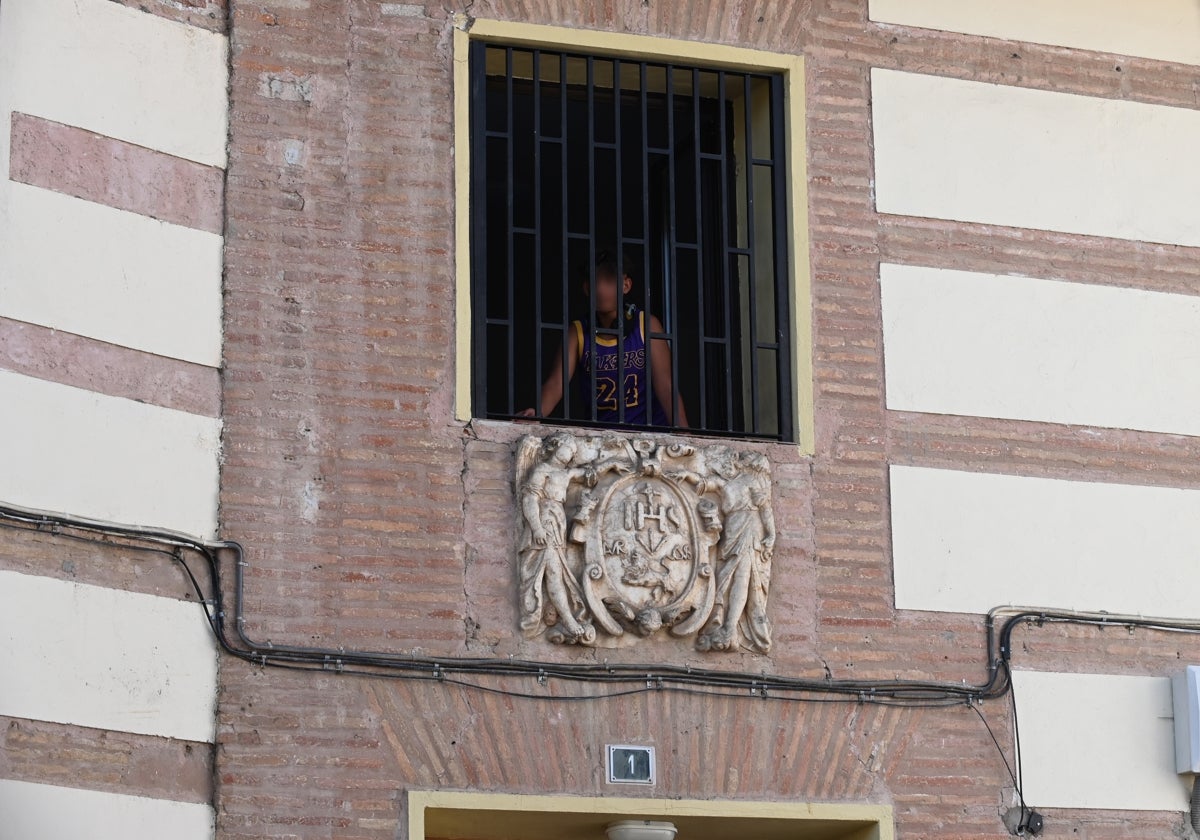 Uno de los menores internados en el centro se asoma a la ventana el pasado viernes en presencia de ABC