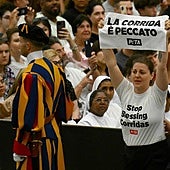 Dos activistas antitaurinos se cuelan en la audiencia del Papa: «Las corridas son pecado»
