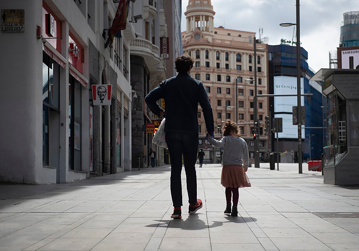 Un hombre psaea con su hija en Madrid