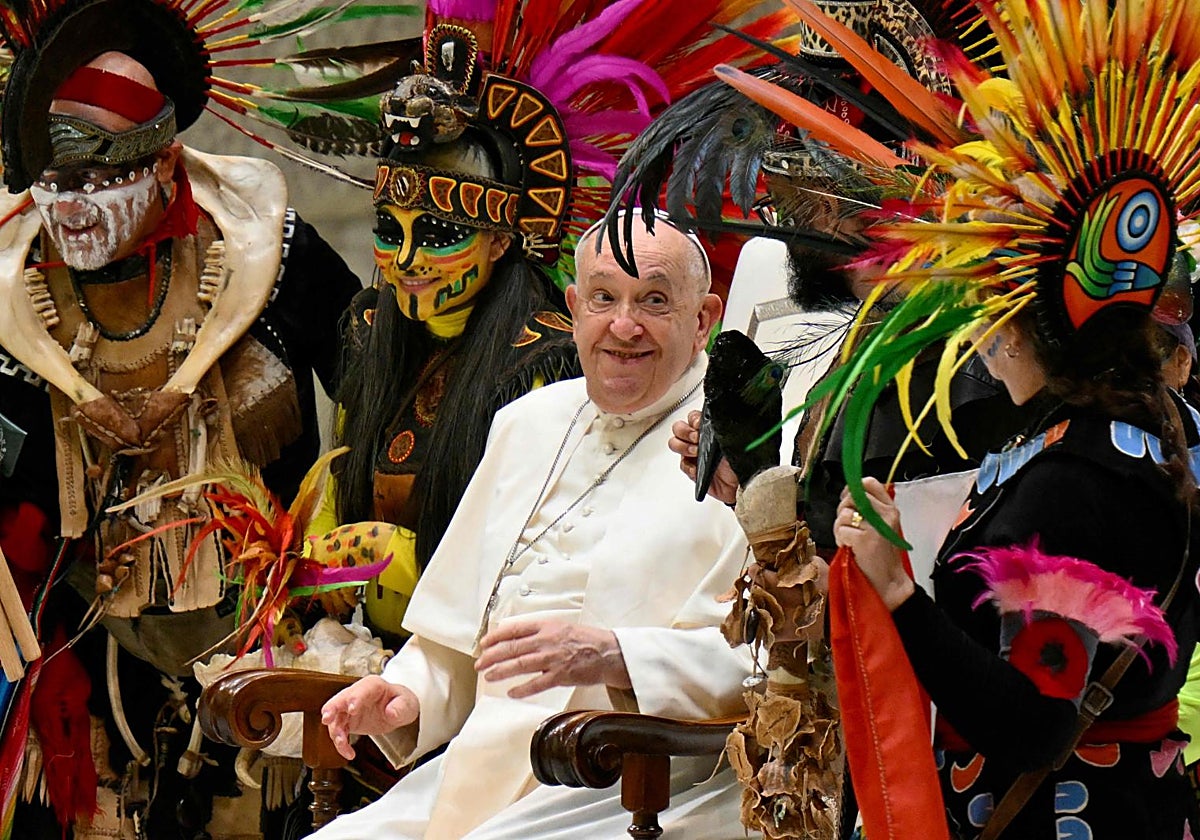 El Papa esta semana con un grupo de mexicanos vestidos de aztecas