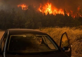 Españoles atrapados en el incendio de Atenas: «Tengo la maleta hecha por si tenemos que salir corriendo»