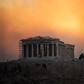 Las llamas en los suburbios de Atenas obligan a evacuar a 40.000 personas