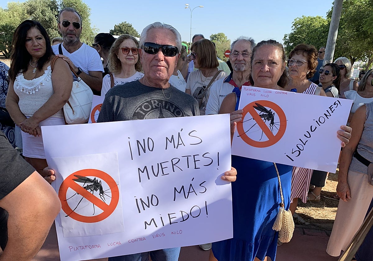 Más de 2.000 personas se concentraron la semana pasada en Sevilla para pedir a la Junta de Andalucía que actúe contra la «epidemia» de virus del Nilo