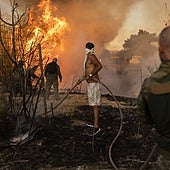Críticas al Gobierno griego por reducir bomberos profesionales en un país asediado por el fuego