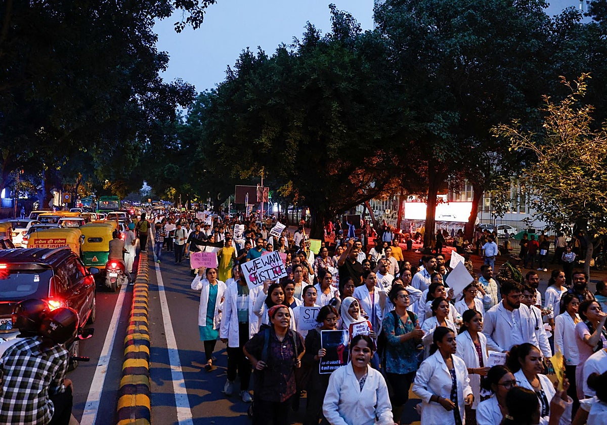 Protesta en Calcuta por el asesinato de la joven médico