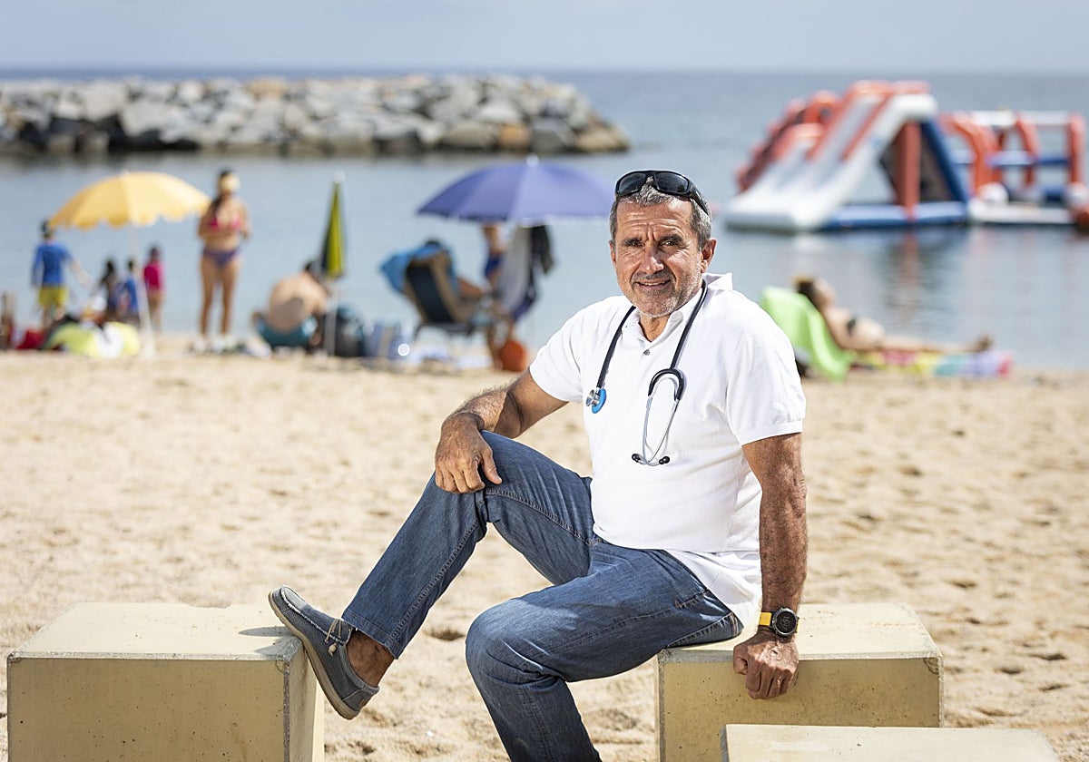 David Gràcia, médico de urgencias en Palamós, frente a la playa