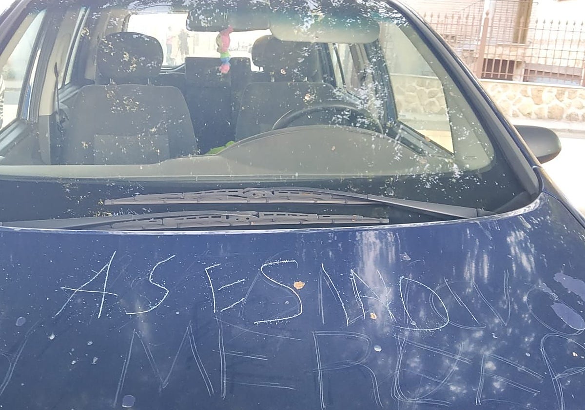 El coche del progenitor del asesino confeso de Mateo presenta rayadas en el capó en el que se puede leer la palabra «asesino»