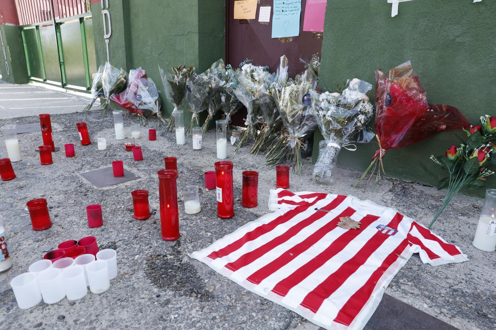 Altar impovisado a la entrada del polideportivo, donde Mateo fue asesinado