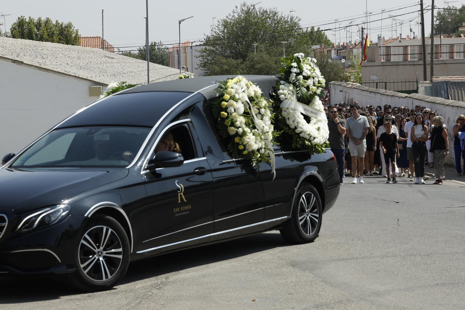 El coche fúnebre tras la salida de la iglesia