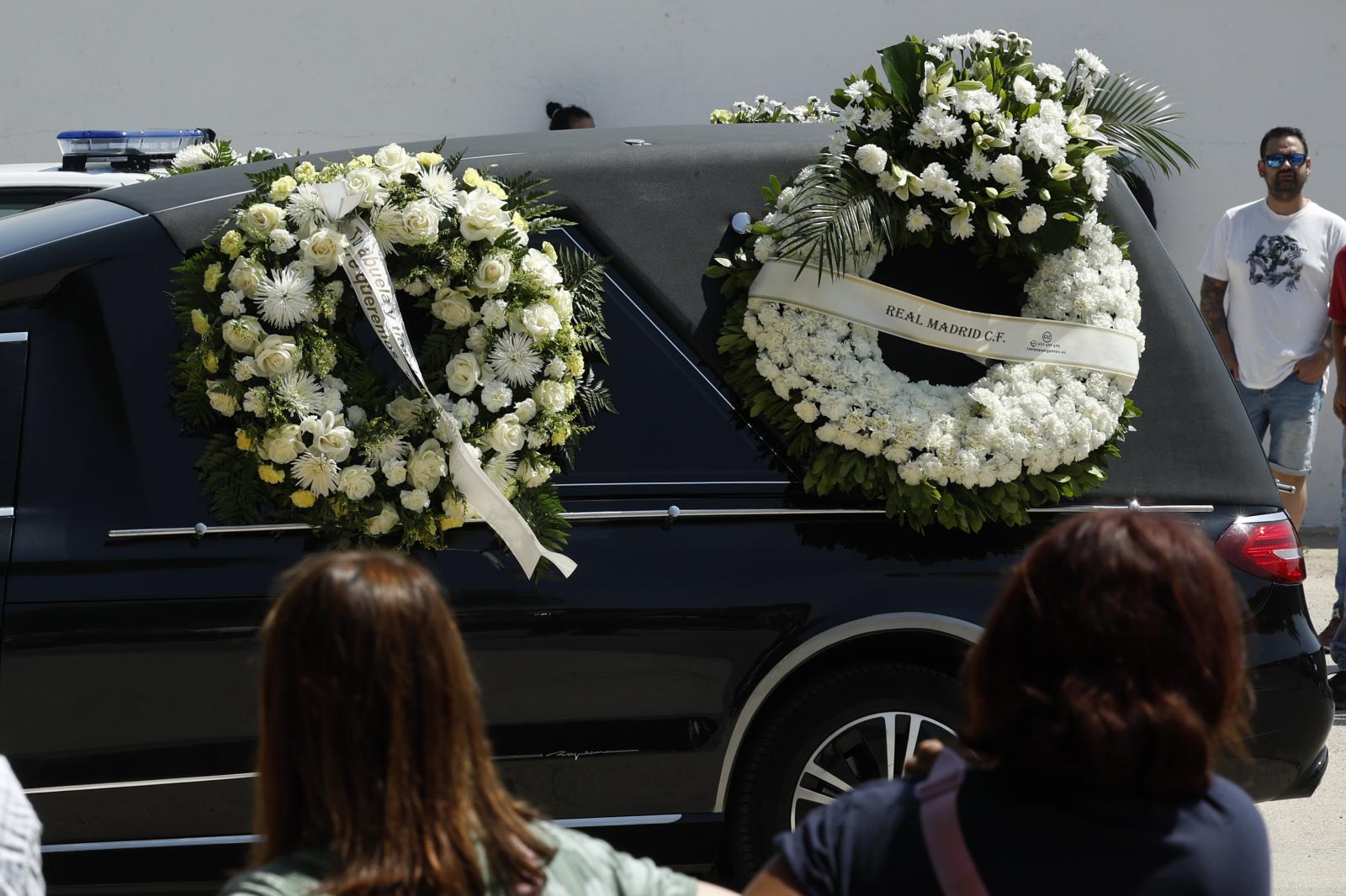 Dos de las coronas del coche fúnebre de Mateo