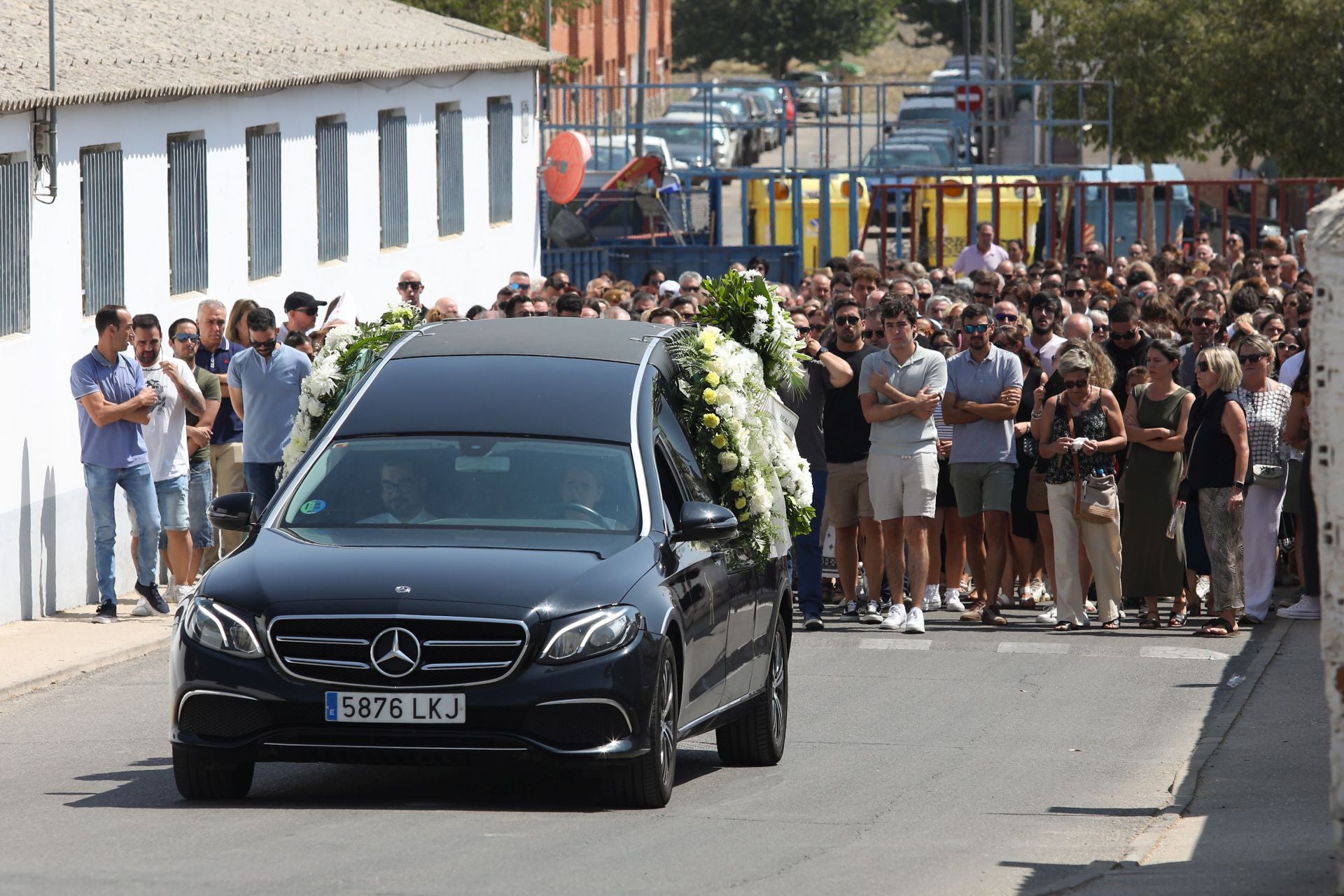 El coche fúnebre traslada el féretro con los restos mortales del pequeño Mateo