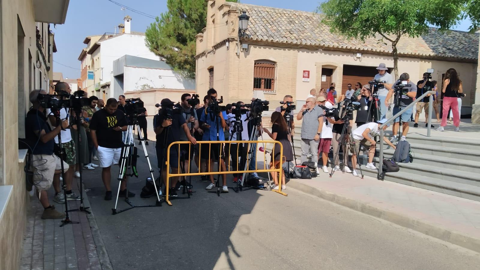 Medios de comunicación agolpados a la entrada de la iglesia de Mocejón