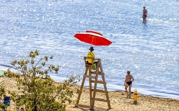 ¿Qué significan las banderas rojas y amarillas que hay en las playas de España?