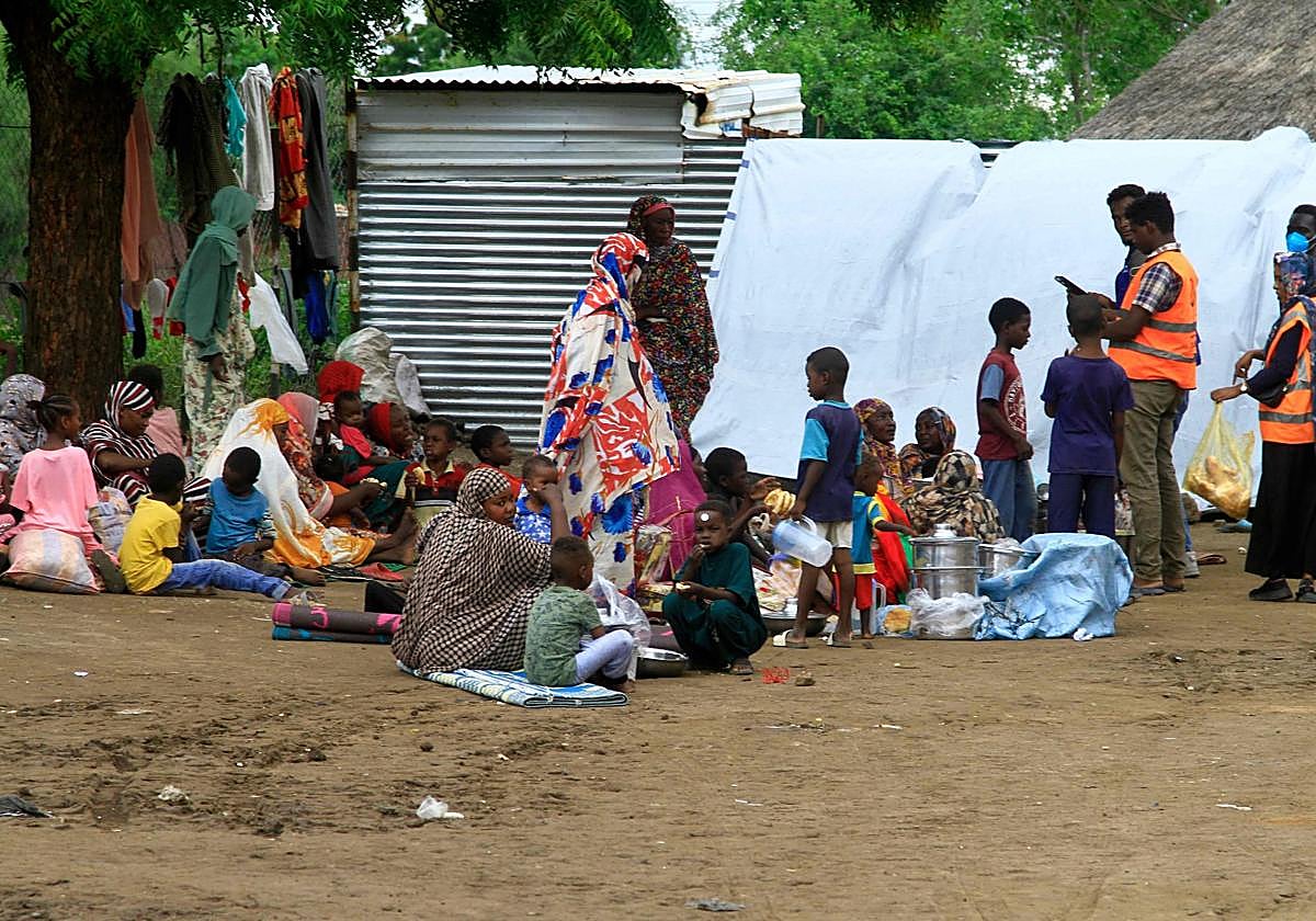 Los ciudadanos de Sudán reciben ayuda humanitaria en la ciudad de Sinjah