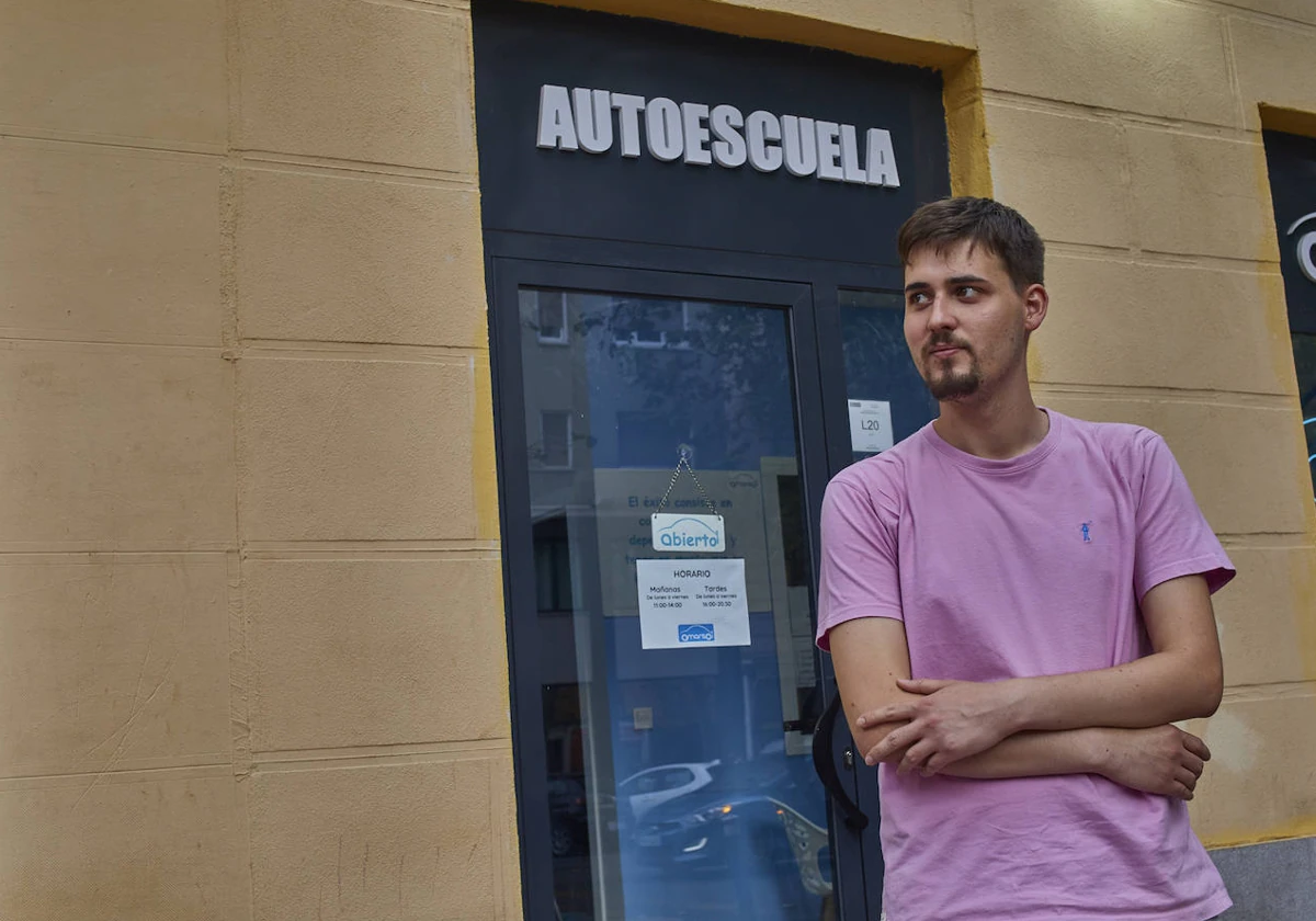 Álvaro Pérez enfrente de una autoescuela en Atocha posando para ABC