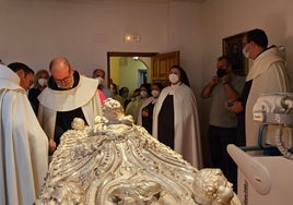 La apertura del sepulcro de santa Teresa en imágenes