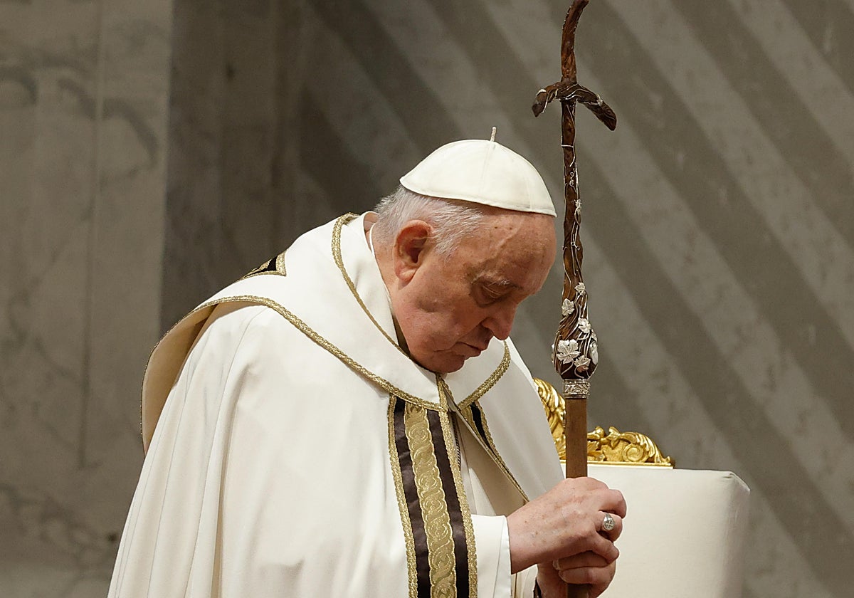 Imagen del Papa Francisco celebrando la misa en el Vaticano