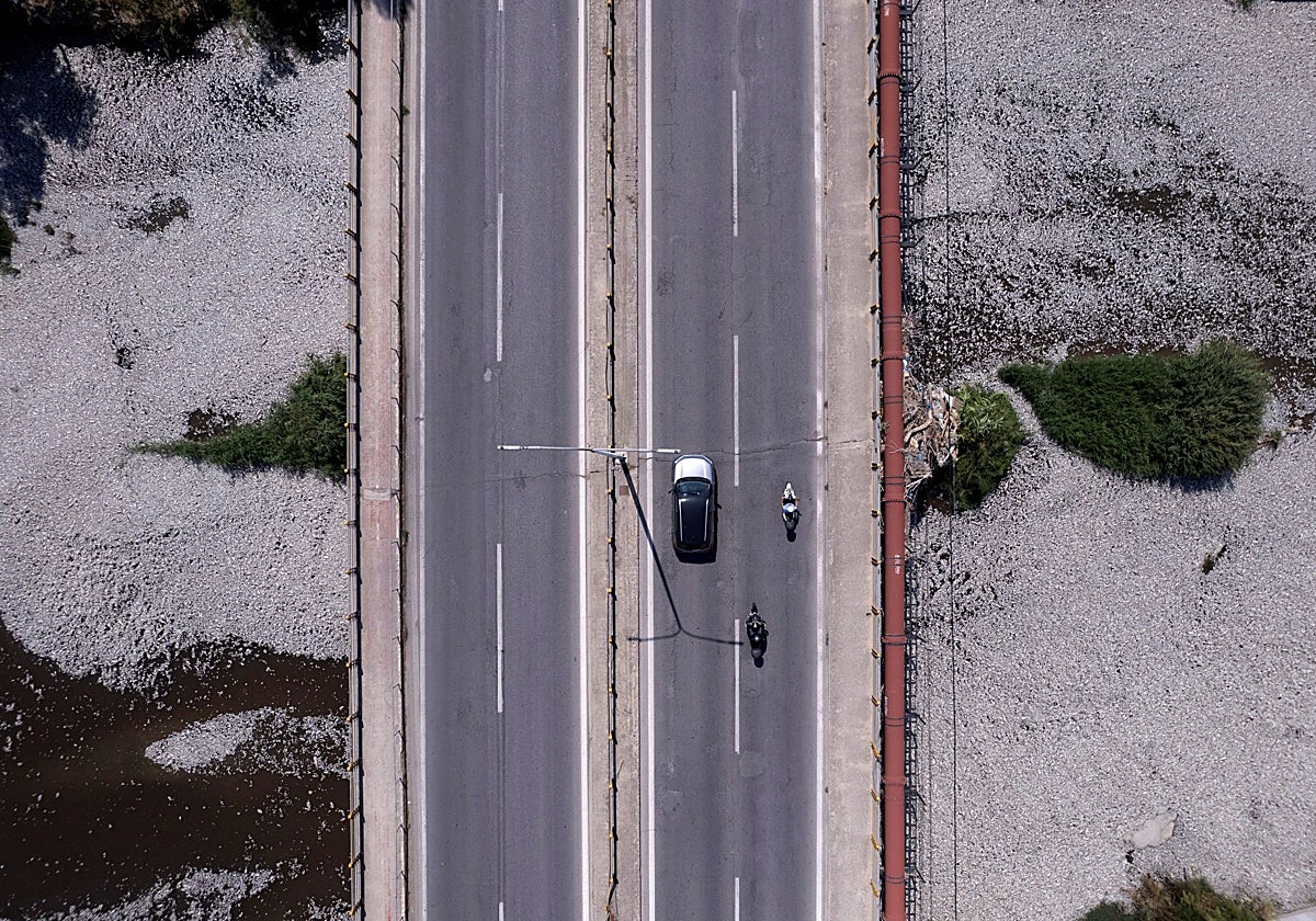 Un dron capta la vista de un puente cercano al puerto de Volos, tras la aparición de los cadáveres de los peces