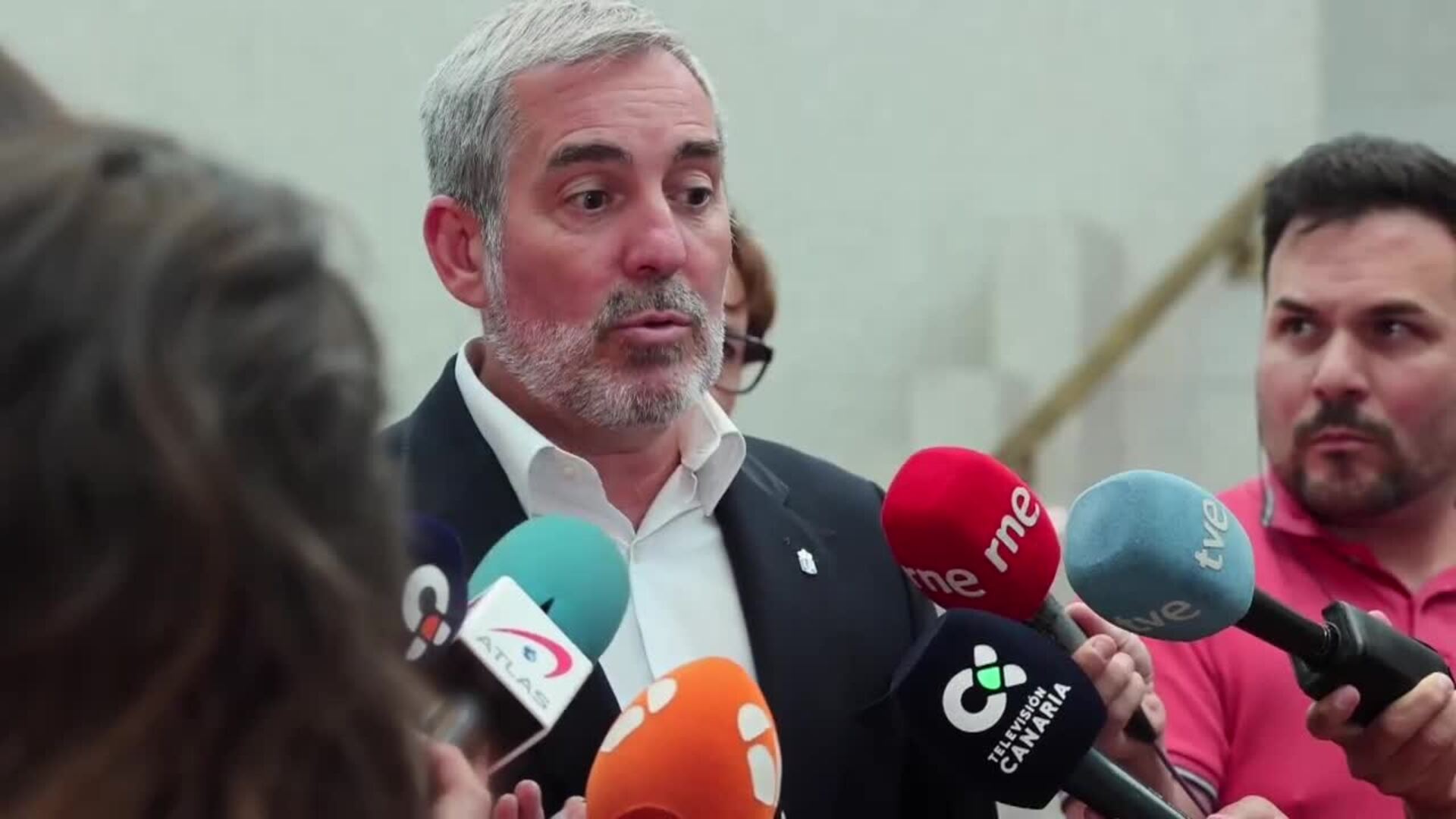 Canarias estudia medidas legales contra el Gobierno y dice que los menores migrantes son competencia del Estado