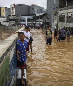 Imagen secundaria 2 - Las imágenes de la nueva ciudad que acogerá al Gobierno indonesio en los próximos meses. Por arriba el nuevo palacio gubernamental y una vista de la ciudad tal como fue proyectada por el estudio Urban+ ganador del concurso internaciona. En la tercera foto, debido al hundimiento, las inundaciones son cada vez más frecuentes en Yakarta.