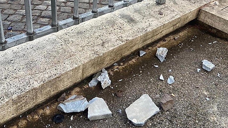 Un rayo daña el arco de Constantino durante una violenta tormenta en Roma