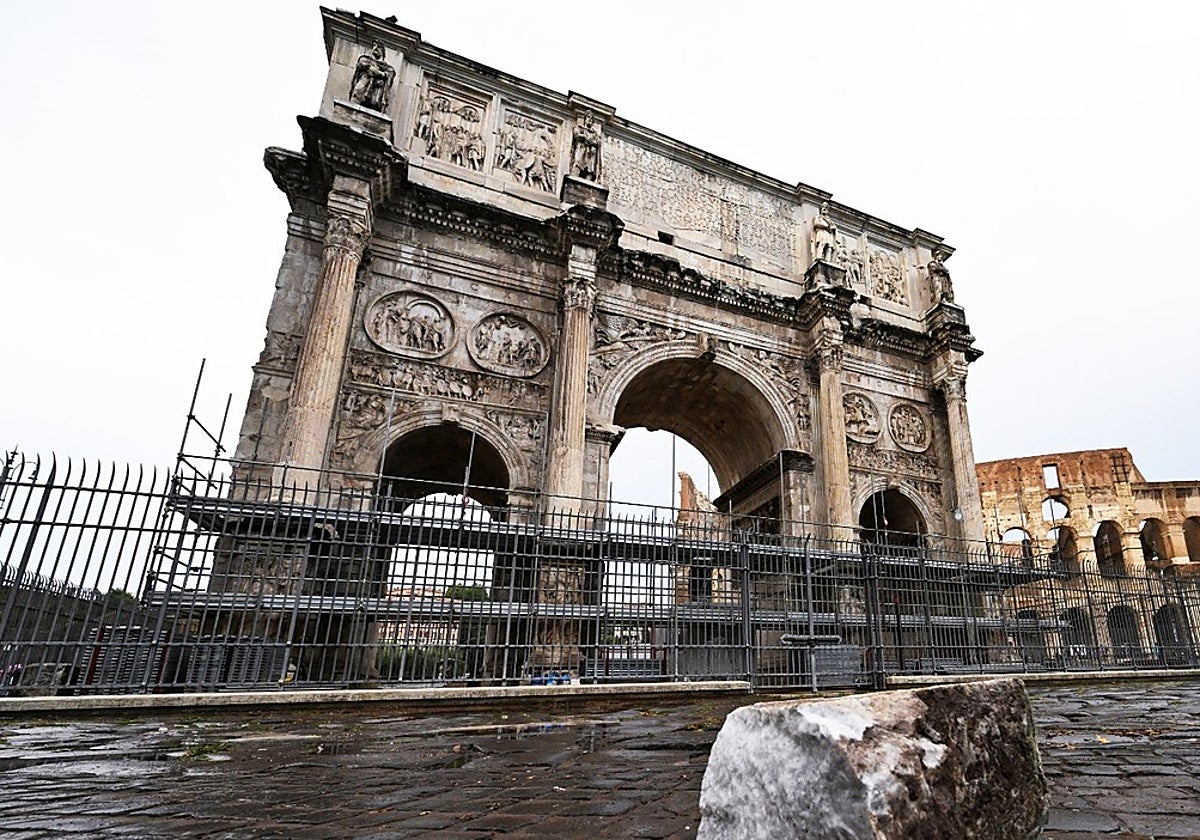 Dos grandes fragmentos de piedra se desprendieron del Arco de Constantino, junto al Coliseo