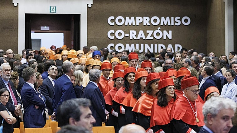 Procesión de entrada de los doctores al comienzo del acto académico