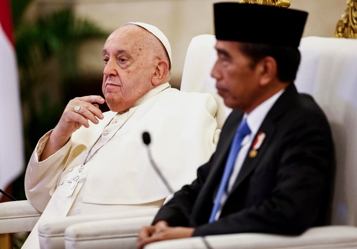 El Papa Francisco y el presidente indonesia asisten a una reunión en el Palacio Presidencial de Yakarta