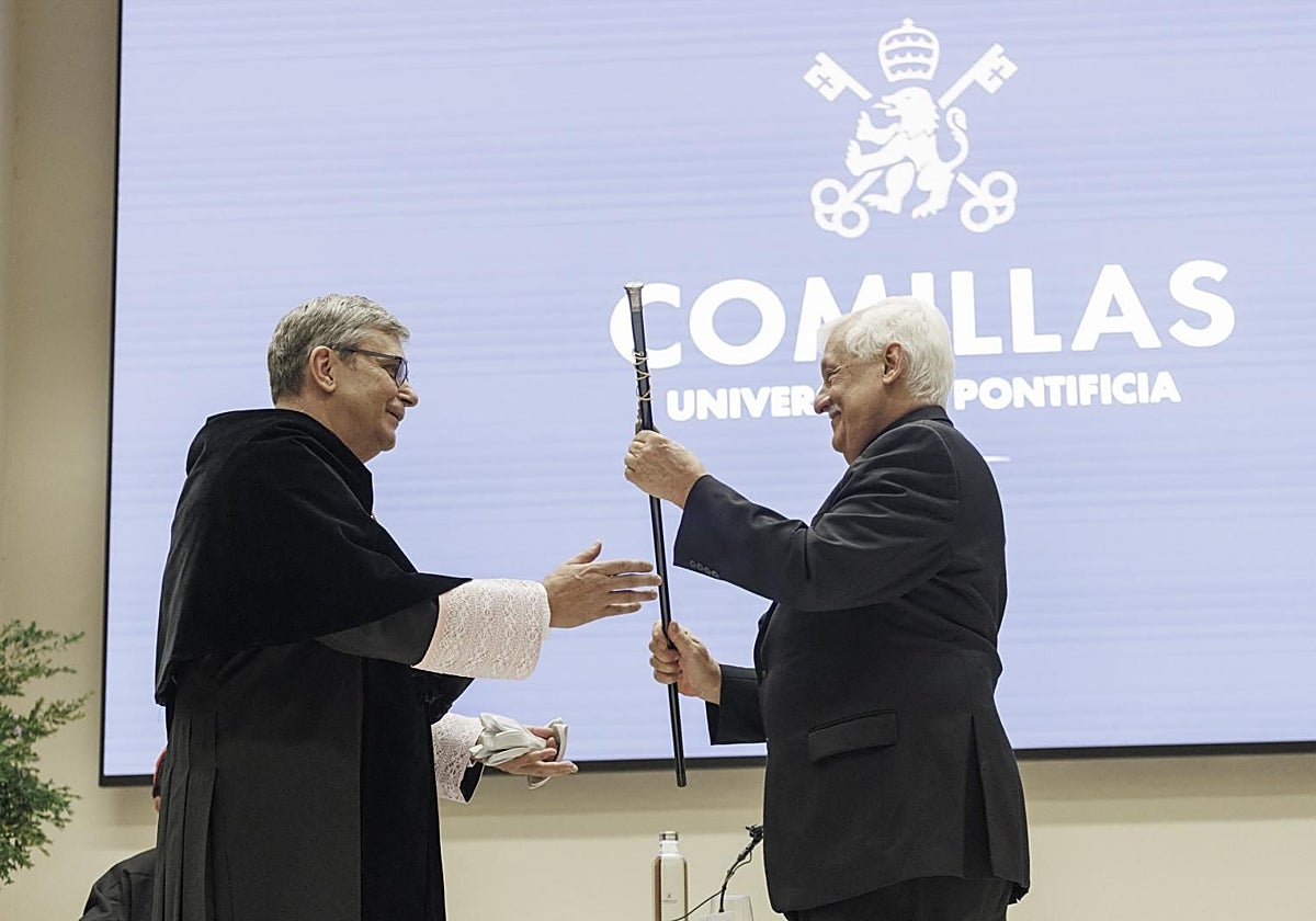 El prepósito general de los jesuitas, Arturo Sosa, SJ. entrega la vara de mando al nuevo rector
