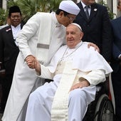El gran imán de Yakarta besa la frente del Papa Francisco