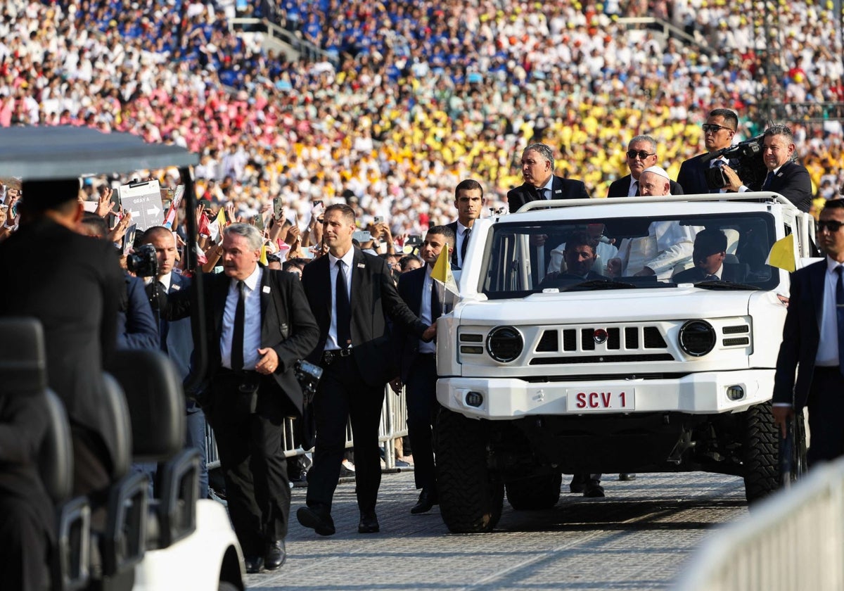 El Papa Francisco se desplaza en coche para presidir una santa misa en el estadio Gelora Bung Karno de Yakarta