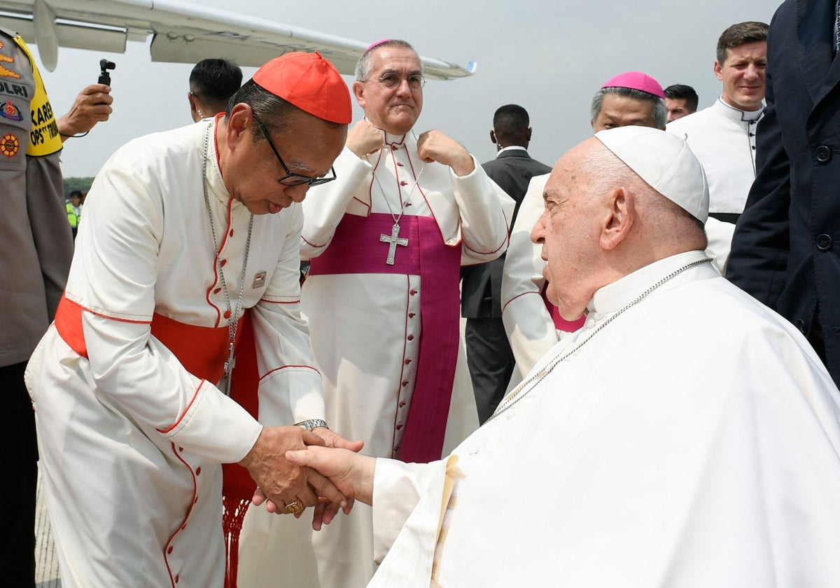 El Papa se despide del arzobispo de Yakarta, el cardenal Ignatius Suharyo, antes de partir rumbo a Papúa Nueva Guinea