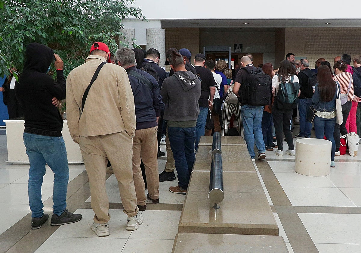 Los acusados entando al Tribunal de Aviñón, Francia, donde se celebra la sexta jornada del juicio