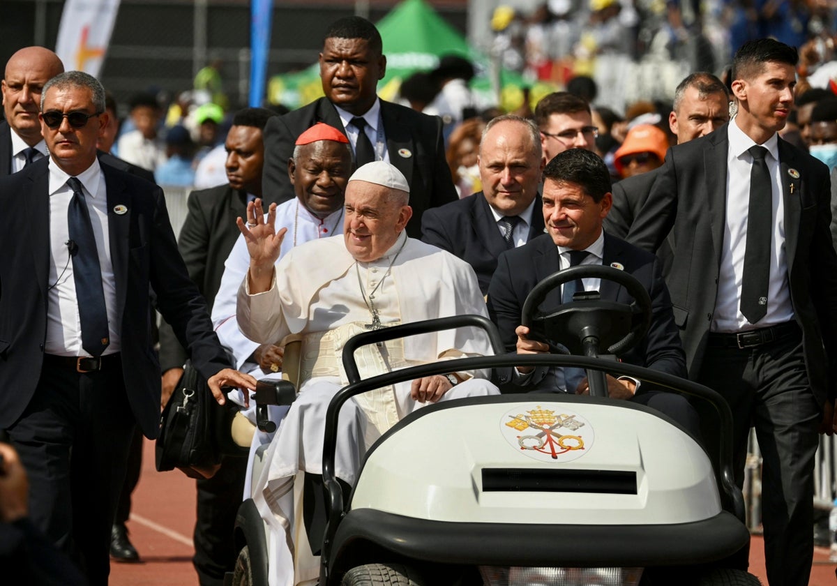 Imagen del Papa saludando a la multitud en el estadio de Port Moresby a un encuentro con  jóvenes en Papúa Nueva Guinea