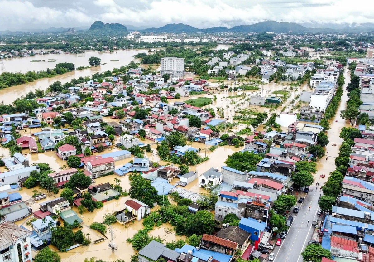 imagen aérea muestra calles y edificios inundados en la provincia de Thai Nguyen